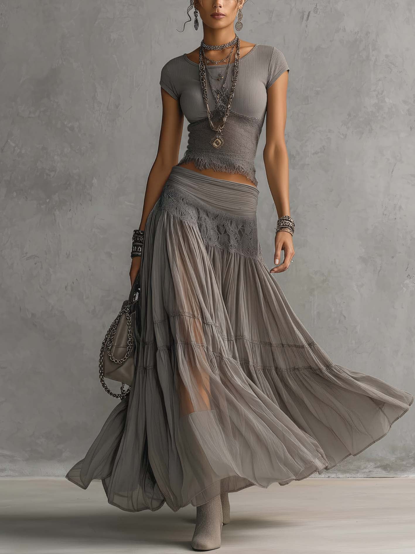 Ginevra · Set composto da top trasparente con pannelli in pizzo nero e gonna maxi plissettata
