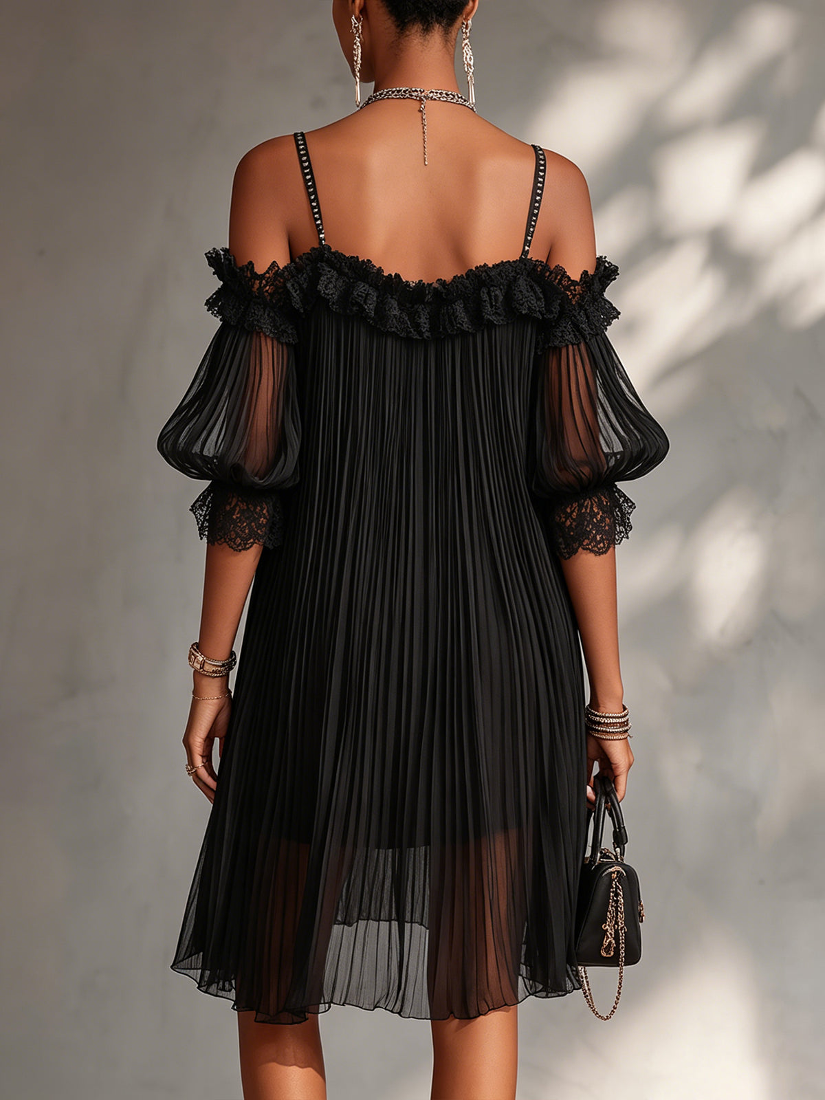 Livia | Mini Abito Nero in Chiffon con Spalle Scoperte e Rifiniture in Pizzo