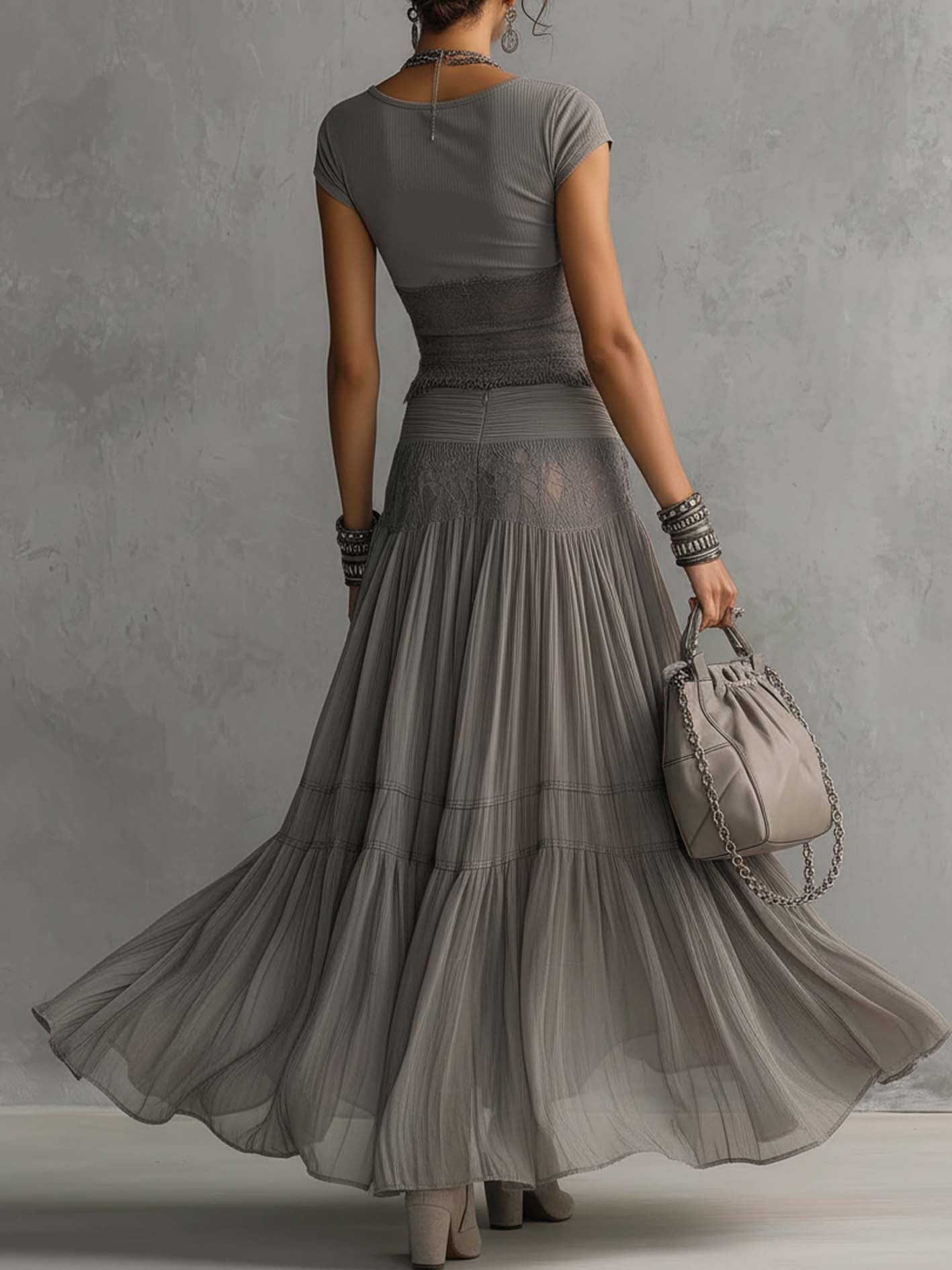 Ginevra · Set composto da top trasparente con pannelli in pizzo nero e gonna maxi plissettata