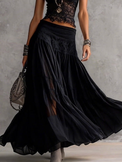 Ginevra · Set composto da top trasparente con pannelli in pizzo nero e gonna maxi plissettata